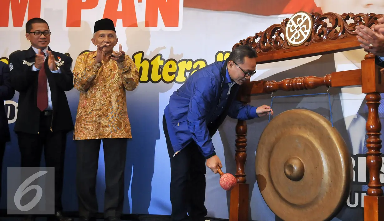 Ketua Umum PAN Zulkifli Hasan memukul gong saat membuka Kongres BM PAN didampingi Ketua Dewan Pertimbangan PAN, Amien Rais (kedua kiri) dan Ketua Umum Barisan Muda PAN Yandri Susanto di Jakarta, Sabtu, (20/8). (Liputan6.com/Johan Tallo)