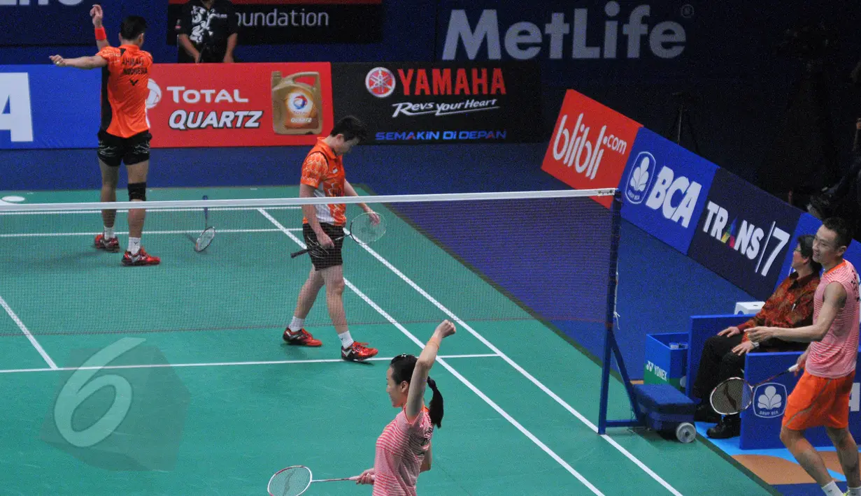 Ganda campuran, Tontowi/Liliyana tertunduk usai dikalahkan Zhang Nan/Zhao Yunlei asal Tiongkok di semifinal BCA Indonesia Open Superseries Premier 2015, Jakarta, Sabtu (6/6/2015).  Tontowi/Liliyana kalah 21-16, 15-21, 18-21. (Liputan6.com/Herman Zakharia)