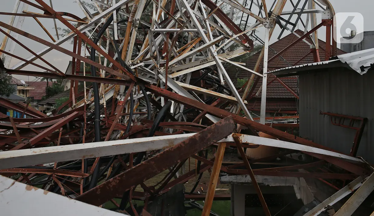 Kondisi menara Base Transceiver Station (BTS) milik Radio Republik Indonesia (RRI) yang roboh di kawasan Radio Dalam, Kebayoran Baru, Jakarta Selatan, Minggu (22/12/2019. Menara yang roboh menimpa rumah, masjid, kendaraan, dan melukai seorang warga. (Liputan6.com/Herman Zakharia)
