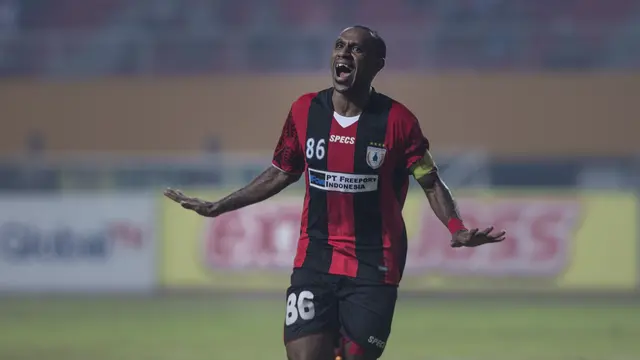Boaz Salossa Merayakan Gol Yang Dicetaknya ke Gawang Pelita Bandung Raya. 