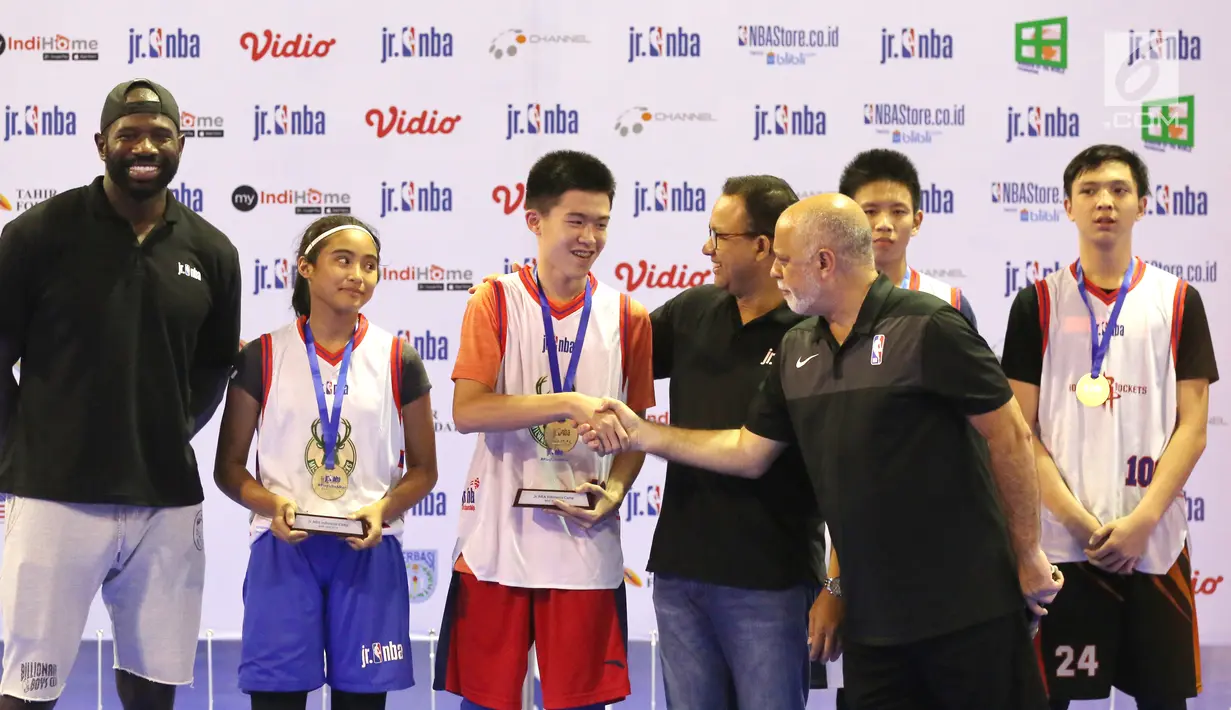 MVP perempuan Vanissa Renata Siregar dan MVP laki-laki Brian Leonard disaksikan Gubernur DKI Jakarta Anies Baswedan, NBA Legend Jason Richardson, Jr. NBA Head Coach Carlos Barroca menerima penghargaan pada acara Jr. NBA Indonesia Camp 2019 di Cilandak, Jakarta (31/3). (Liputan6.com/Fery Pradolo)