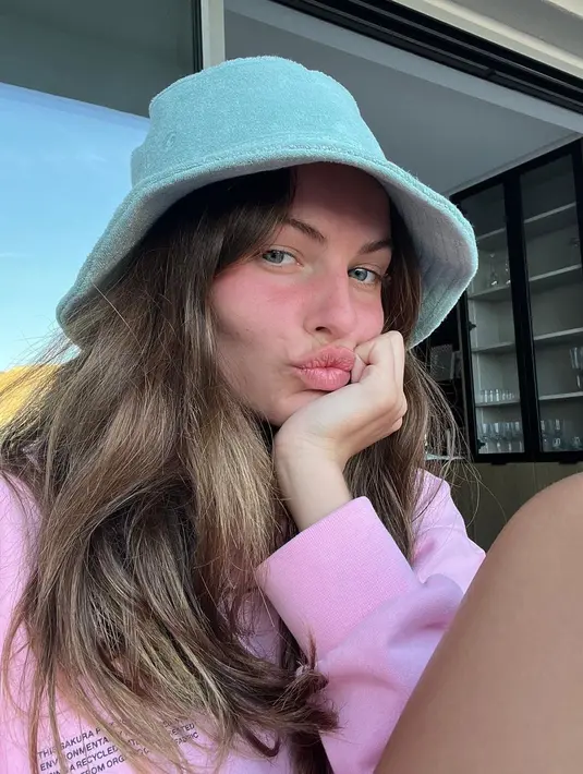 Saat tampil tanpa makeup sekalipun, pesona cantiknya tidak hilang. Bahkan ia semakin terlihat memesona. (Sumber: Instagram/ thylaneblondeau)