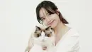 Melalui channel YouTube pribadinya, Lisa bahkan mengunggah persiapan hingga menjalani pemotretan bersama kelima kucingnya. Penampilan sederhana Lisa saat menjalani pemotretan pun berhasil mencuri perhatian netizen.
(Liputan6.com/IG/@lalalalisa_m)