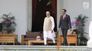 Presiden Joko Widodo dan PM India, Narendra Modi berada di halaman belakang Istana Merdeka, Jakarta, Rabu (30/5). Pertemuan membahas kerja sama pertahanan, di antaranya terkait dengan meriam air buatan Pindad dan Tata Motors. (Liputan6.com/Angga Yuniar)