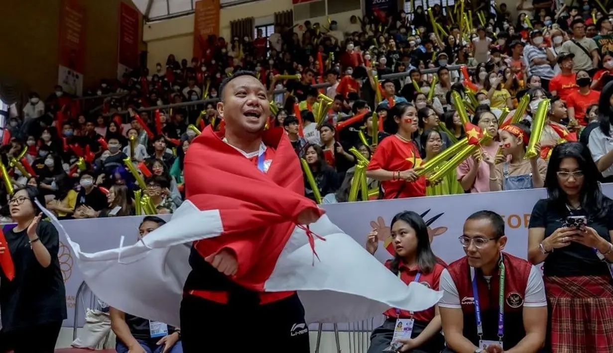 Selebrasi CdM Tim Indonesia untuk SEA Games Vietnam Ferry Kono  atas terciptanya sejarah tim basket putra Indonesia mengalahkan Filipina sekaligus merebut emas sejak 1977 di SEA Games 2021 Vietnam yang digelar di Thanh Tri Sport Information and Culutural Center Gymnasium, Minggu (22/5/2022). (NOC Indonesia/MP Media/Evan Andraws/Evan Andraws)