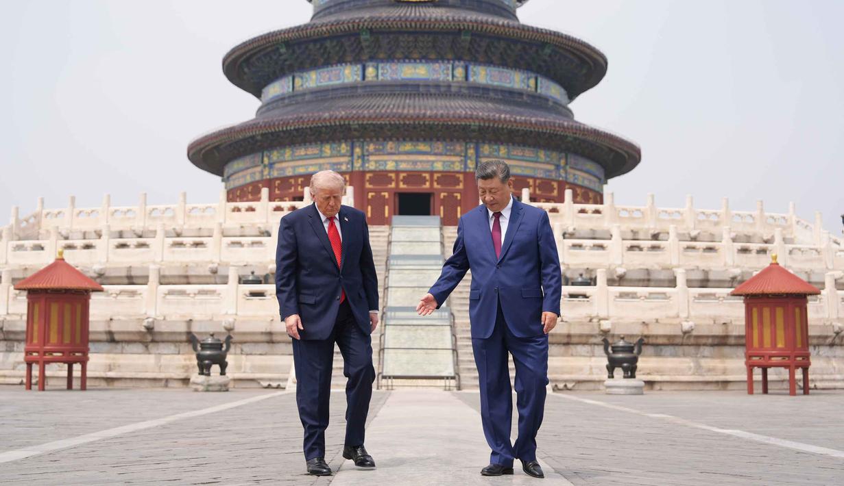 Presiden Amerika Serikat (AS), Donald Trump (kiri) berdiri di samping Presiden Tiongkok, Xi Jinping di Temple of Heaven, Beijing, Kamis 14 Mei 2026. (AP Photo/Mark Schiefelbein)