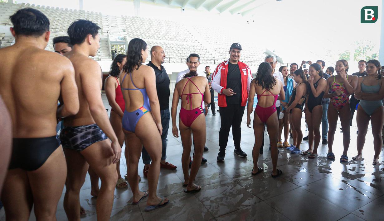 Menteri Pemuda dan Olahraga Republik Indonesia, Dito Ariotedjo menyalami sejumlah atlet renang Indonesia saat meninjau Pelatnas Tim Renang Indonesia menjelang SEA Games 2023 di Stadion Akuatik GBK, Senayan, Jakarta, Rabu (05/04/2023). Indonesia akan mengikuti perhelatan olahraga terbesar Asia Tenggara tersebut pada 5 hingga 17 Mei 2023 di Kamboja. (Bola.com/Bagaskara Lazuardi)