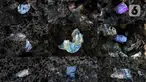 Foto kombinasi memperlihatkan sampah-sampah di antara karang Pantai Anyer, Kabupaten Serang, Banten, Sabtu (5/9/2020). Minimnya kesadaran wisatawan yang menyisakan sampah di antara karang Pantai Anyer menjadikan pemandangan kurang sedap dipandang mata. (Liputan6.com/Johan Tallo)