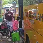 Sejumlah pasien Covid-19 Tanpa Gejala saat memasuki bus sekolah di Puskesmas Kecamatan Cilandak, Jakarta, Kamis (4/2/2021). Data Satgas Covid-19 per Kamis (4/2) mencatat kasus positif di Indonesia bertambah 11.434 orang. (Liputan6.com/Herman Zakharia)
