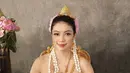 Dalam foto yang diunggah, Regina Phoenix menunjukkan pesona luar biasa dengan baju adat Thailand, Chut Thai, yang memperlihatkan keindahan budaya tradisional negeri gajah putih. Suasana yang elegan dan berkelas terlihat saat Regina duduk di kursi berlapis emas dengan latar belakang yang klasik. Senyum lembutnya menambah daya tarik, membuat setiap orang yang melihatnya terpesona. (Liputan6.com/IG/@reginaaphx)