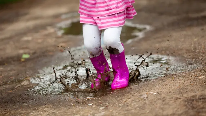 4 Sepatu yang Cocok Digunakan Pada Musim Hujan