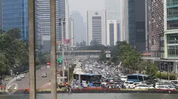 Para buruh yang berunjuk rasa di Jalan Medan Merdeka mulai dari Selatan, Timur, Utara, dan Barat menyebabkan kemacetan dan penutupan jalan, Jakarta, Senin (1/5). (Liputan6.com/Angga Yuniar)