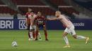 Partai pembuka BRI Liga 1 2021/2022 antara Bali united menghadapi Persik Kediri di Stadion Gelora Bung Karno, Jakarta Pusat, Jumat (27/8/2021) masih sama kuat 0-0 di babak pertama. Persik bisa saja unggul 1-0 andai tendangan penalti Yousseff Ezzejjari berbuah gol. (Foto: Bola.com/Ikhwan Yanuar)