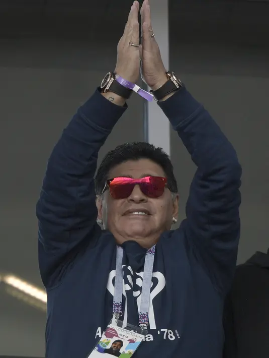 Gaya legenda Argentina, Diego Maradona saat menonton La Albiceleste melawan Islandia  pada grup D Piala Dunia 2018 di Spartak Stadium, Moskow (16/6/2018). Argentina hanya bermain imbang 1-1. (AFP/Juan Mabromata)