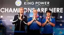 Claudio Ranieri (tengah), Kasper Schmeichel (kiri), dan Shinji Okazaki memberikan salam kepada fans Leicester City saat tiba di Bandara International Suvarnabhumi, Bangkok, Thailand, (18/5/2016). (Reuters/Athit Perawongmetha)