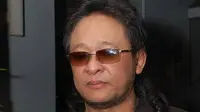 Selain Kacamata Hitam, Ini 3 Atribut Ikonik Deddy Dores
