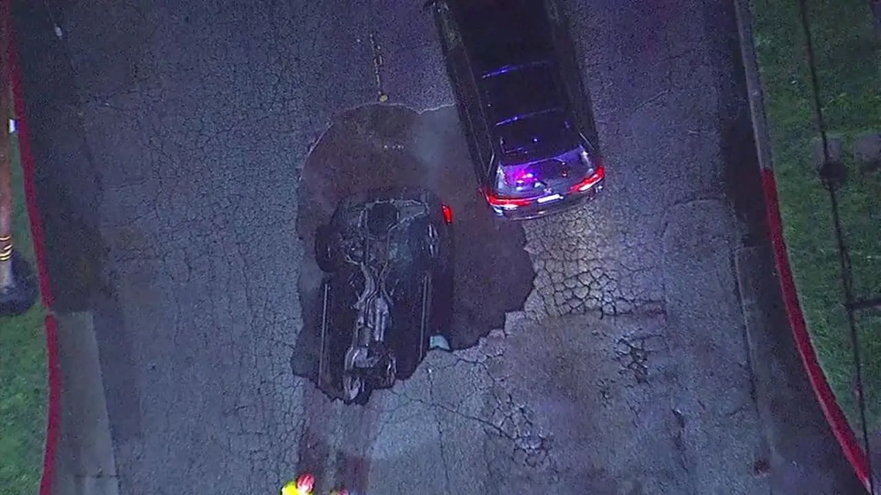 Sinkhole di Studio City, Los Angeles, AS. (ABC7)