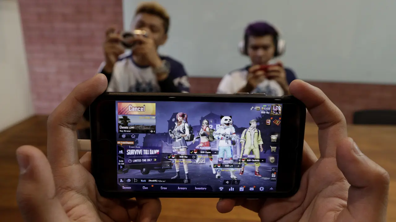 Tim e-Sports, WAW divisi PUBG, memberikan simulasi saat mengunjungi Kantor KLY. (Bola.com/M. Iqbal Ichsan)