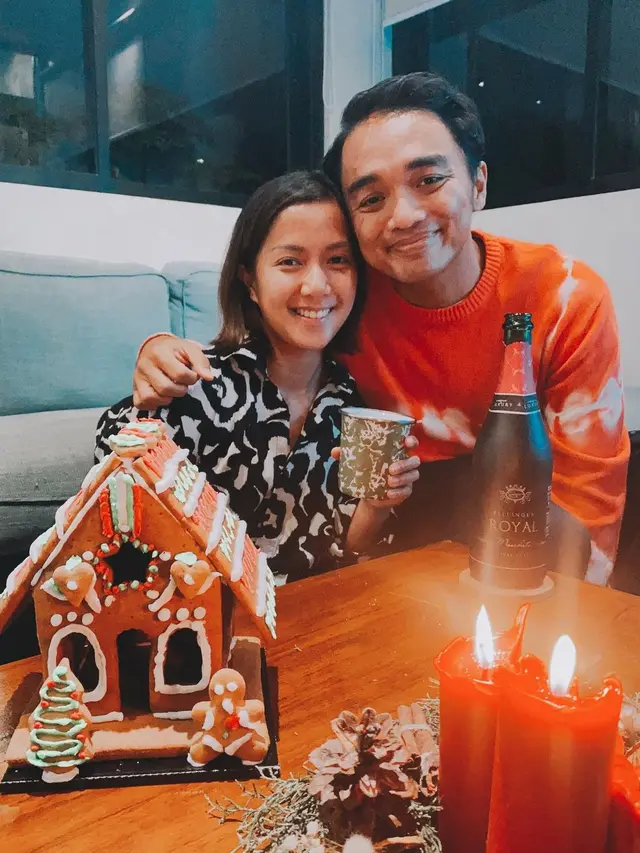 7 Potret Kemesraan Dipha Barus dan Istri Jalani Satu Tahun Pernikahan