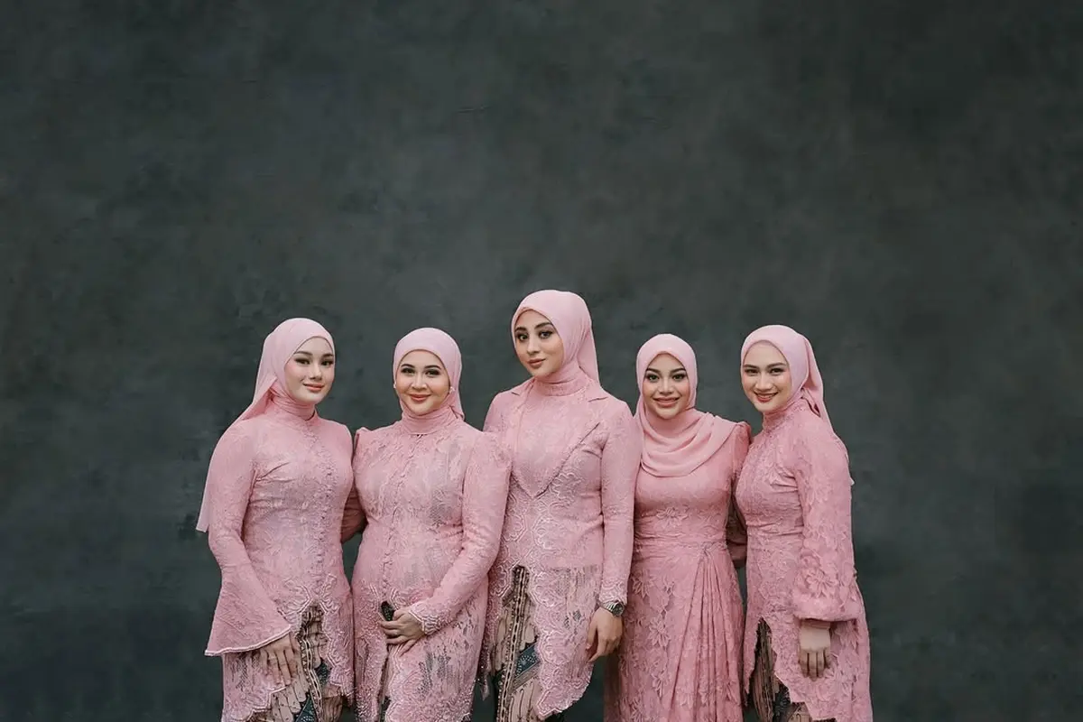 Beda Model Kebaya Pink Geng Mamayu di Acara 7 Bulanan Lesti Kejora, Aurel Hermansyah Terlihat Ramping hingga Kesha Ratuliu Tampil Klasik
