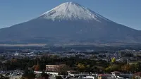 Sebelumnya, beberapa waktu lalu publik diramaikan dengan puncak Gunung Fuji yang tak juga diselimuti salju. (Richard A. Brooks/AFP)