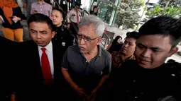 Kedatangan Iwan Fals untuk mengisi perayaan Hari Ulang Tahun (HUT) ke-11 KPK, Jakarta, Senin (29/12/2014). (Liputan6.com/Miftahul Hayat)