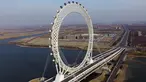 Pemandangan roda ferris raksasa sepanjang 145 meter (476 kaki) di Weifang di provinsi Shandong, China (27/11). Roda ferris atau kincir ria adalah sebuah struktur berbentuk roda (jentera) yang digantungi kabin-kabin penumpang. (AFP Photo/China Out)
