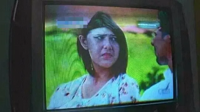 6 Momen Kocak Nonton Sinetron di TV Rusak Ini Bikin Tepuk Jidat