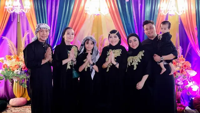 7 Potret Ayu Ting Ting Gelar Buka Puasa Bareng Karyawan, Beri Hadiah Emas dan Uang