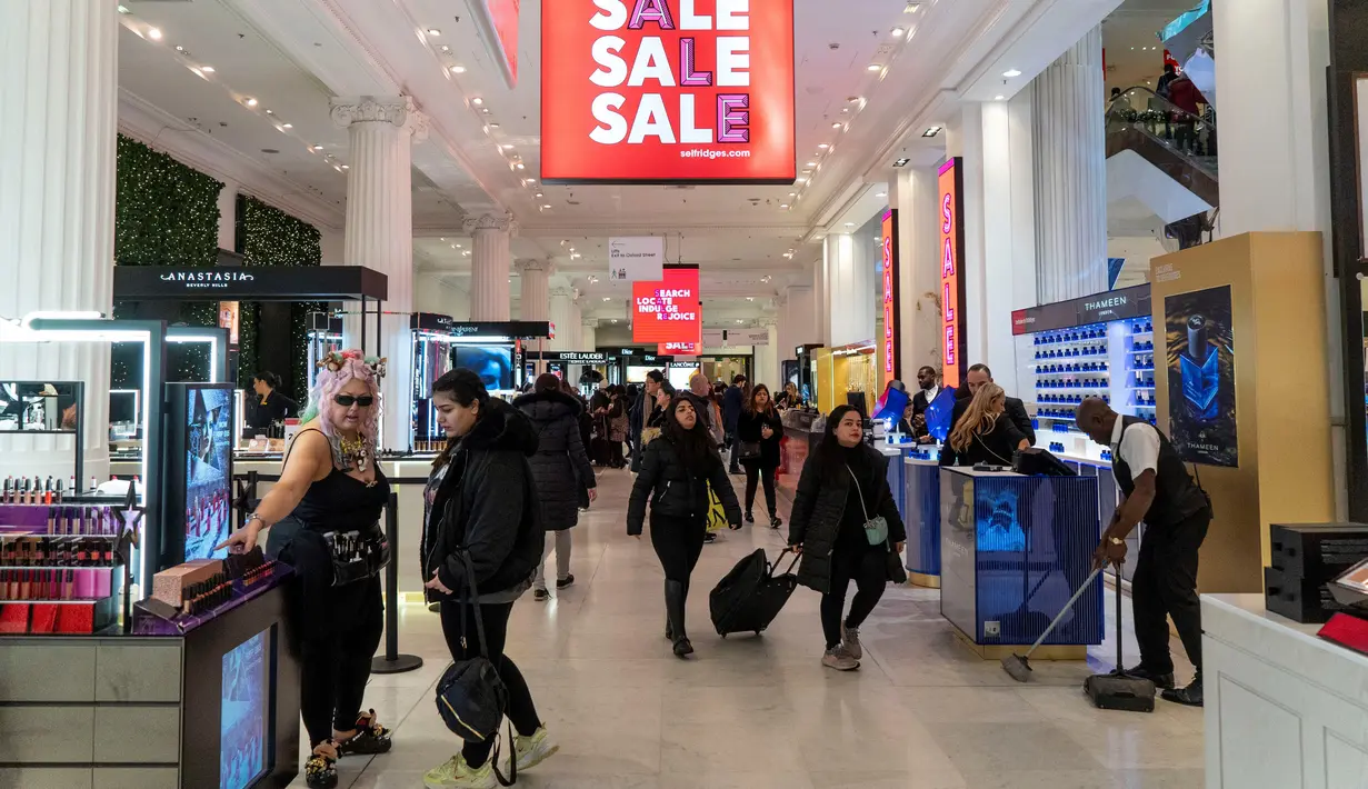 Pembeli mencari barang diskon selama Boxing Day di department store Selfridges, London, Kamis (26/12/2019). Boxing Day merupakan tradisi hari belanja terbesar tahunan yang diperingati setiap 26 Desember atau sehari setelah Natal dan menjadi hari libur nasional di Inggris. (Niklas HALLE'N/AFP)
