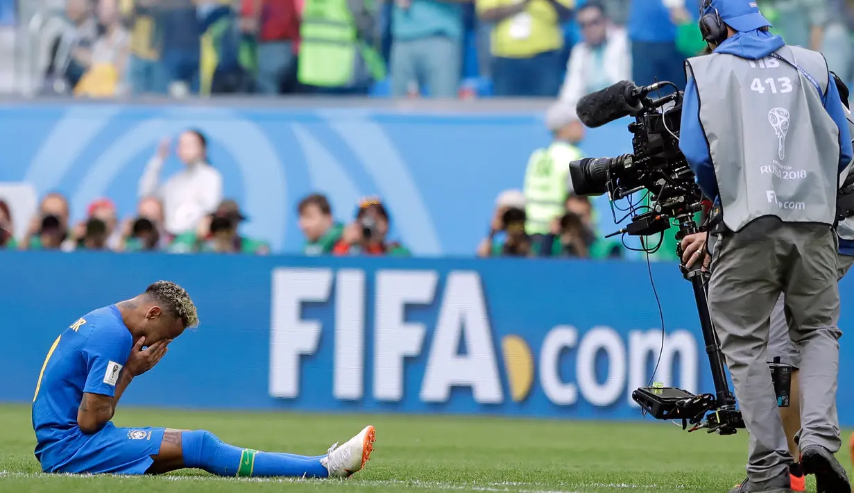 Penyerang Brasil, Neymar menangis seraya menutupi wajah dengan kedua tangannya pada akhir pertandingan Grup E Piala Dunia 2018 melawan Kosta Rika di St Petersburg, Rusia Jumat (22/6). Dalam laga tersebut, Brasil menang 2-0. (AP/Andre Penner)