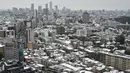 Pemandangan umum ini menunjukkan atap-atap yang tertutup salju di sebuah lingkungan di pusat kota Tokyo pada tanggal 6 Februari 2024, setelah ibu kota Jepang ini diguyur salju pada malam sebelumnya. (Richard A. Brooks/AFP)