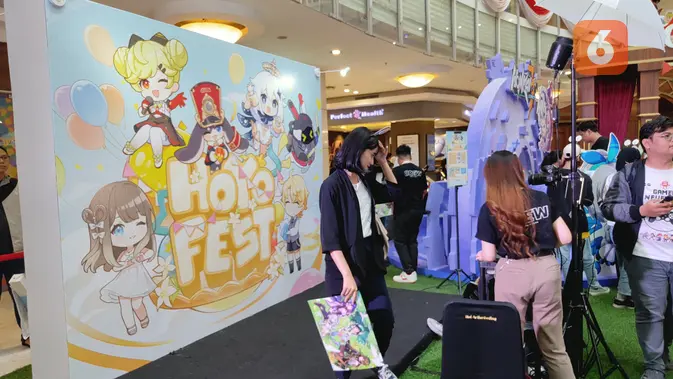 <p>Photo booth Hoyo Fest 2023, di mana pengunjung berkesempatan untuk diambil fotonya bersama dengan para coslplayer atau bersama dengan teman. (Liputan6.com/ Yuslianson)</p>