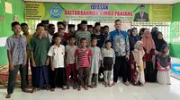 Kader Partai Gerindra Pebriyan Winaldi bersama-sama anak panti di Kabupaten Kampar usai membagikan sembako. (Liputan6.com/M Syukur)