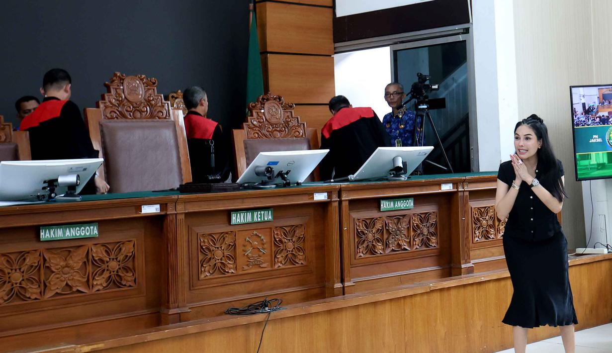 Terdakwa kasus pemerasan dan Tindak Pidana Pencucian Uang (TPPU), Nikita Mirzani usai mengikuti sidang pembacaan putusan di Pengadilan Negeri Jakarta Selatan, Selasa (28/10/2025). (Kapanlagi.com/Budy Santoso)