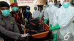Tiga jenazah korban AirAsia QZ8501 tiba di RSUD Imanuddin dari Lanud Iskandar, Pangkalan Bun, Kalteng, Senin (5/1/2015). (Liputan6.com/Herman Zakharia)