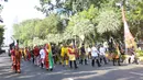 Pembawa bendera merah putih dan teks proklamasi yang dikawal pasukan pasukan berkuda, drum band, dan kepolisian melewati ribuan masyarakat yang suka cita menyambut HUT ke-80 RI untuk menuju Istana Merdeka. (KapanLagi.com/Budy Santoso)