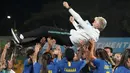 Para pemain Brasil mengangkat pelatih Pia Sundhage setelah mengalahkan Kolombia 1-0 pada akhir pertandingan sepak bola final Copa America putri di Bucaramanga, Kolombia, 30 Juli 2022. (AP Photo/Dolores Ochoa)