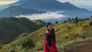 Gunung Prau juga berhasil didaki oleh Medina Kamil sampai puncaknya. Pemandangan indah dari puncak gunung Prau pun bikin warganet terkagum-kagum dengan keindahan alam. Foto ini banjir like dan komentar dari warganet. (Liputan6.com/IG/medinakamil)