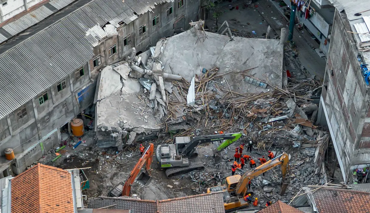 Diketahui, pada Minggu (5/10/2025) malam, tim SAR gabungan juga telah melaporkan progres pembersihan material mencapai 80 persen, dengan jumlah korban meninggal dunia bertambah menjadi 49 orang. (Dicky Bisinglasi/AFP)