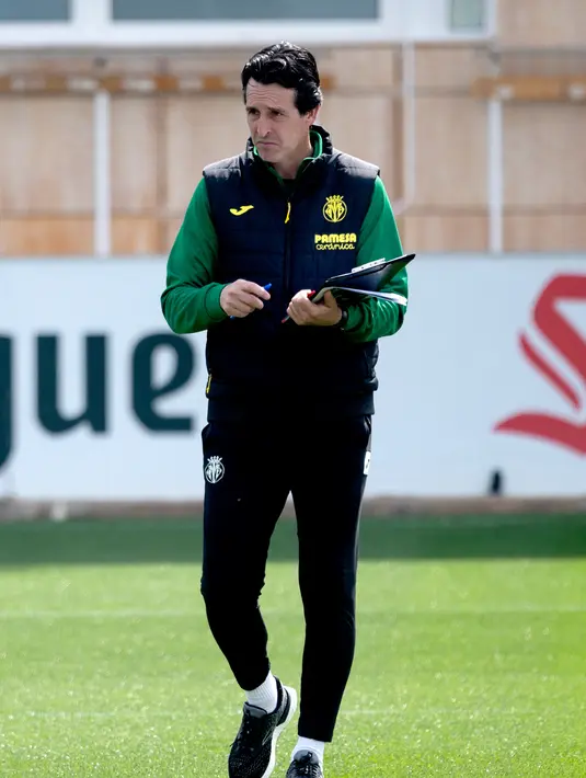 <p>Pelatih Villarreal, Unai Emery memimpin sesi latihan di tempat latihan Ciutat Esportiva Vila-Real di Vila-Real, Spanyol, Selasa (26/4/2022). Villarreal akan bertanding melawan wakil Inggris, Liverpool pada leg pertama semifinal Liga Champions di Stadion Anfield, Kamis (28/4/2022) dini hari WIB. (AFP/Jose Jordan)</p>