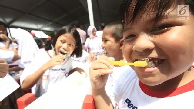 Cegah Karies, Siswa SD Ikuti Gosok Gigi Massal