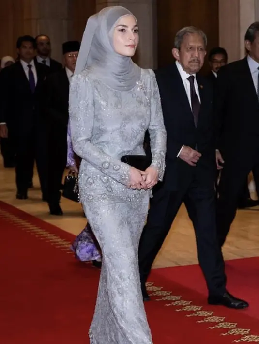 Penampilan Anisha Rosnah dibalut baju kurung warna abu-abu dengan detail full lace juga tak kalah menarik untuk lebaran. Baju kurung tersebut ia padukan dengan hijab warna senada. [@tehfirdaus]