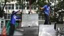 Petugas Dishub membongkar beton pembatas Jalan M. Yamin di depan bekas gedung Kedubes Inggris, Jakarta, Kamis (17/9/2015). Pembongkaran dilakukan karena beton tersebut akan dipergunakan di tempat lain. (Liputan6.com/Angga Yuniar)