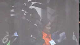Tersangka kasus dugaan pembunuhan Wayan Mirna Salihin, Jessica Kumala Wongso saat menjalani rekonstruksi sebagai tersangka di Kafe Olivier Grand Indonesia, Jakarta, Minggu (7/2). (Liputan6.com/Herman Zakharia)