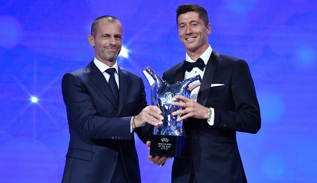 Robert Lewandowski. Striker Polandia ini meraih trofi pemain terbaik Eropa pada musim 2019/2020 usai membawa Bayern Munchen merebut 6 trofi dalam semusim. Ia menjadi kandidat kuat peraih Ballon d'Or 2020, yang sayangnya ditiadakan karena wabah pandemi COVID-19. (AFP/UEFA/Harold Cunningham)