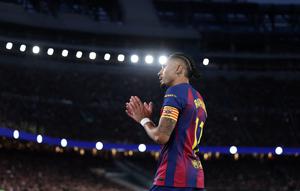 Penyerang Barcelona, Raphinha, bertepuk tangan saat meninggalkan lapangan setelah digantikan dalam pertandingan Liga Spanyol antara FC Barcelona dan Deportivo Alaves di Stadion Camp Nou, Barcelona, ​​pada 29 November 2025. (Josep LAGO / AFP)