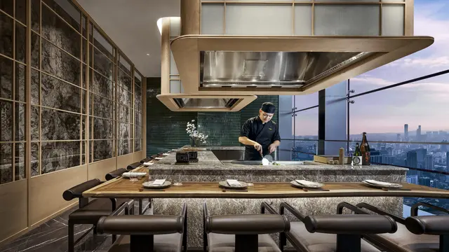 Restoran Jepang Keyaki yang menyajikan aneka menu masakan Jepang dengan pemandakan spektakuler dari lantai 90.