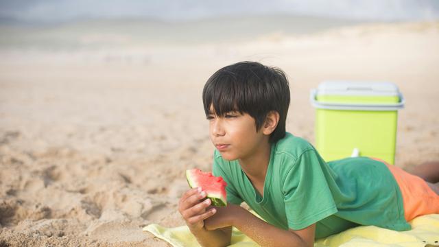Ilustrasi memakai baju hijau di pantai