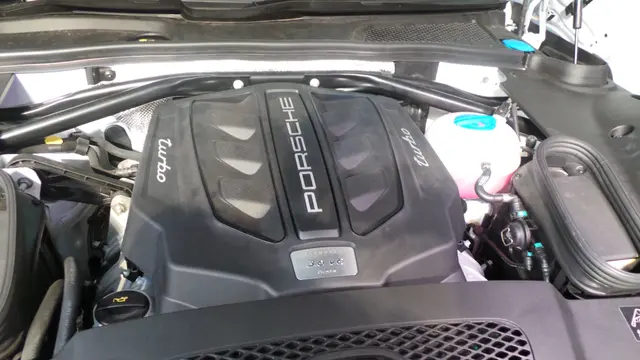 Menguliti Kasta Teratas Porsche Macan, Ini Jeroannya